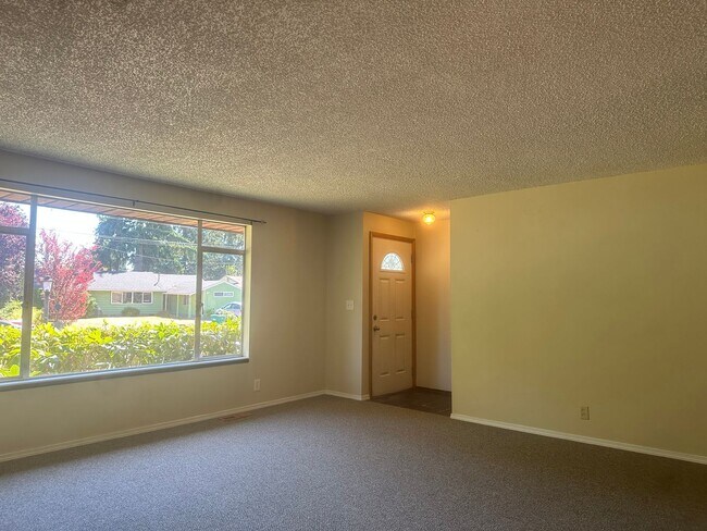 Foto del edificio - Updated 3-Bedroom Home with Deck & Garage in Mountlake Terrace!!!