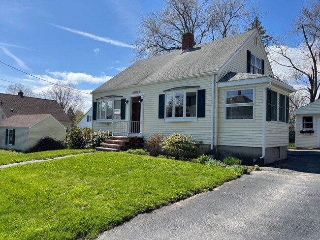 Foto del edificio - Three Bedroom Cape for Rent in Great Portland Neighborhood!