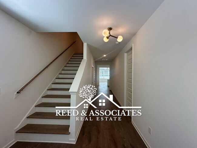 Foto del edificio - Newly Built Property with Convenient Midto...