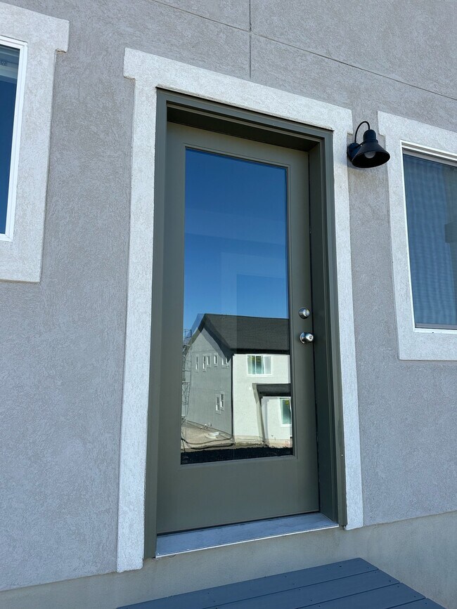 Building Photo - 682 N Bennedict Dr