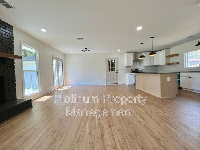 Building Photo - 212 Fernbank St