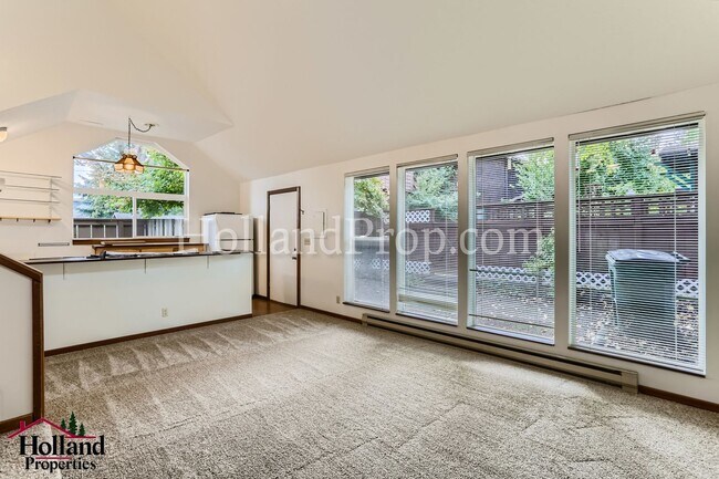 Foto del edificio - Spacious 1-Bedroom Plus Bonus Room in Forest Grove! BEST PRICE $1,650!!!