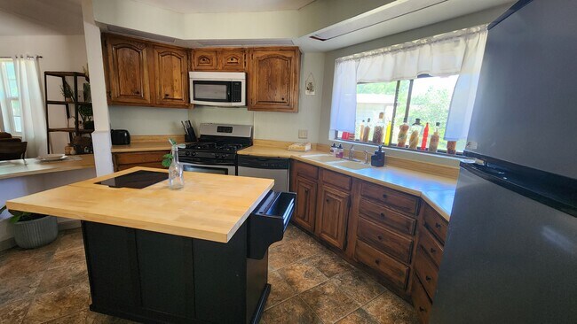 Foto del edificio - 2312 Bluebird Pl