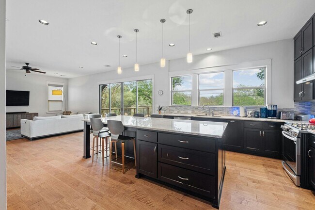 Building Photo - Beautiful 4-Bed Home in Highland Park West...
