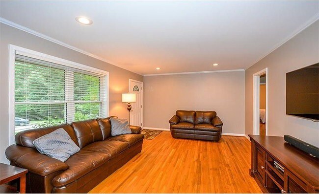 Sala de estar - 2563 Dering Ct NE
