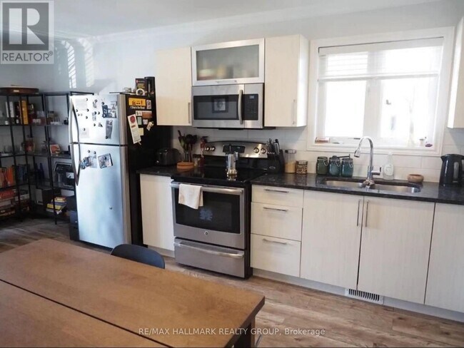 Photo du bâtiment - 119 Hinton Ave N