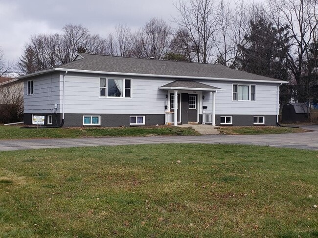 2bd 1bath - 4bd 2bath Duplexes - 551 S Clark St