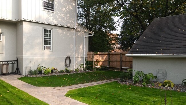 Building Photo - 2514 Girard Ave S