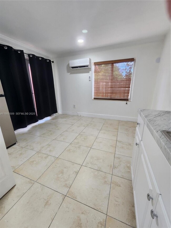 Building Photo - 645 NW 7th Ave