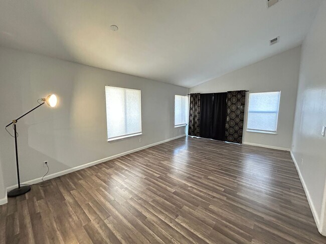 Foto del edificio - 7135 Shadow Crest Dr