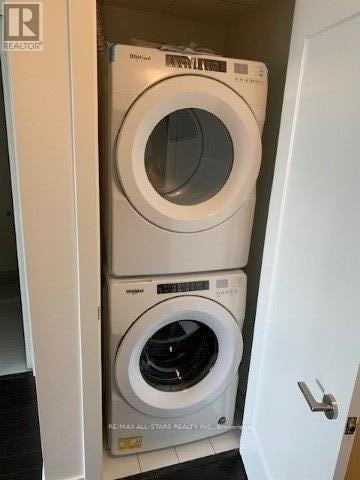 Building Photo - 330 Richmond St W