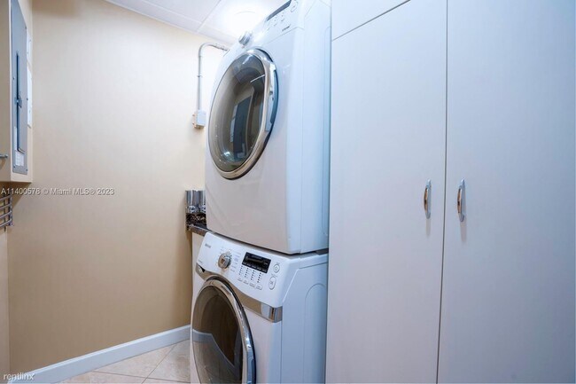 Foto del edificio - 2 br, 1 bath House - 1700 NE 56th St # 1-2