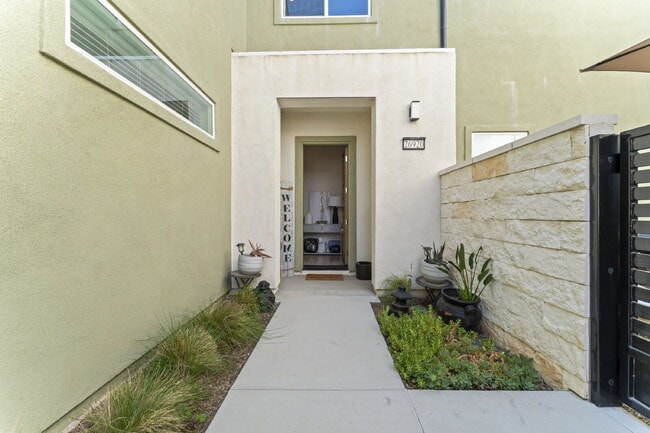 Building Photo - "Spacious 3-Bedroom Townhouse Retreat in P...