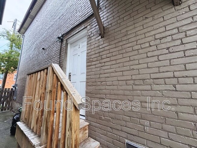 Building Photo - 460 King William St