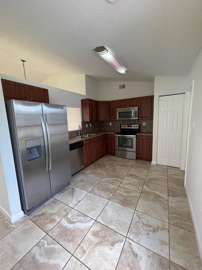 Building Photo - 13761 Newport Manor