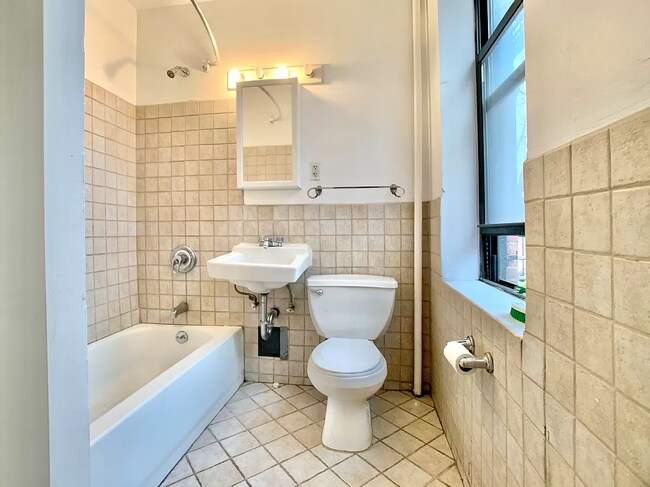 Building Photo - Large Junior 1BR, recently renovated