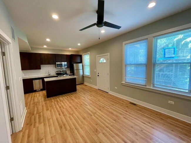 Building Photo - 3 bedroom in Chicago IL 60657