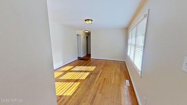 Foto del edificio - 134 Kenwood Ave