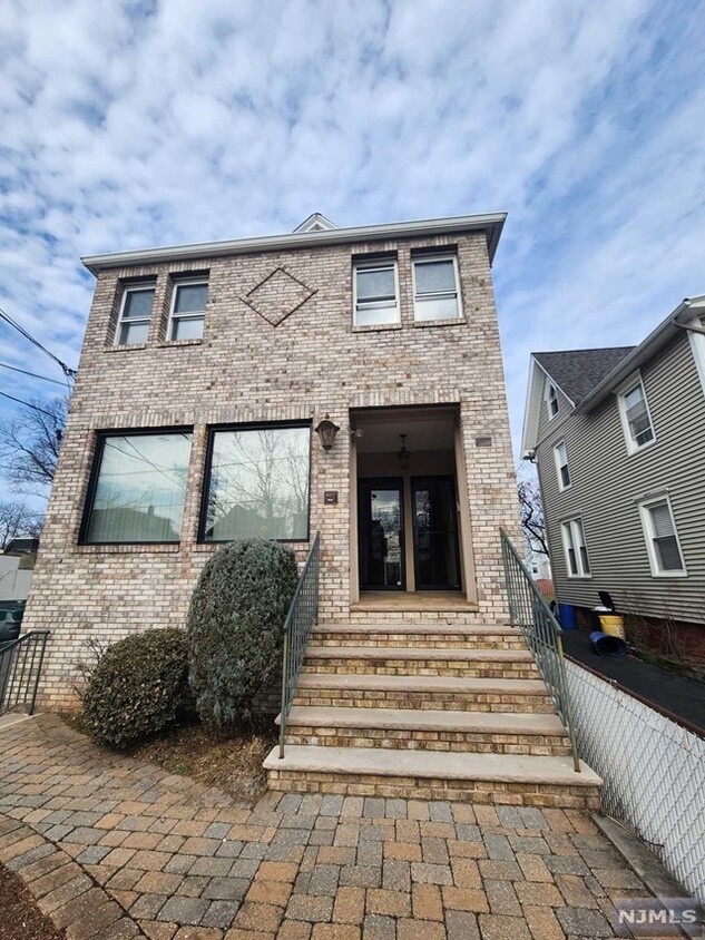 Primary Photo - 183 Park Ave