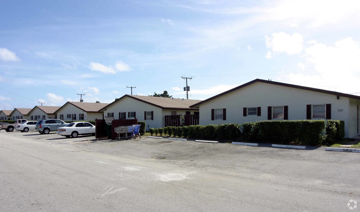 Building Photo - 760 NE 46th Ct