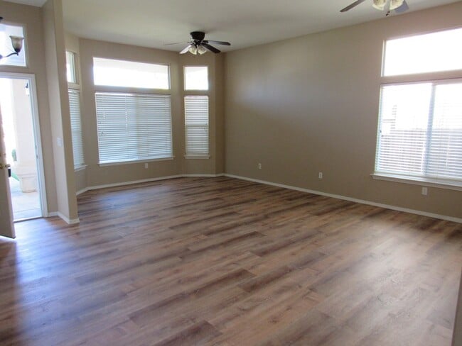 Building Photo - Spacious and Clean  Four Bedroom, Two Bath...