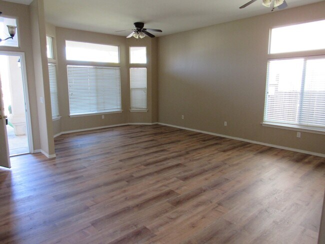 Foto del edificio - Spacious and Clean  Four Bedroom, Two Bath...