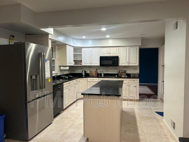 Foto del edificio - 1718 Crestview Dr