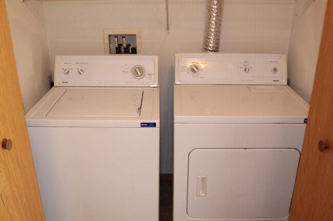 Foto del edificio - Midvale Townhomes in Janesville with Priva...