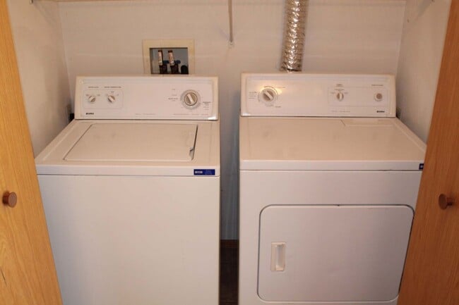 Building Photo - Midvale Townhomes in Janesville with Priva...