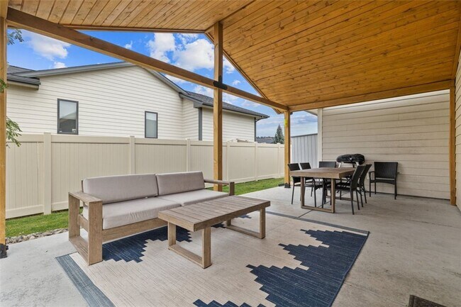 Foto del edificio - 4 Bed / 3 Bath Home in Silver Creek Estate...