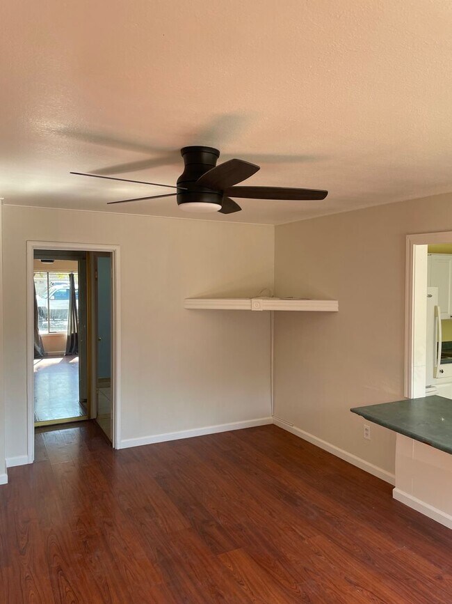 Foto del edificio - Unique Pittsburg home with 2 kitchens in g...