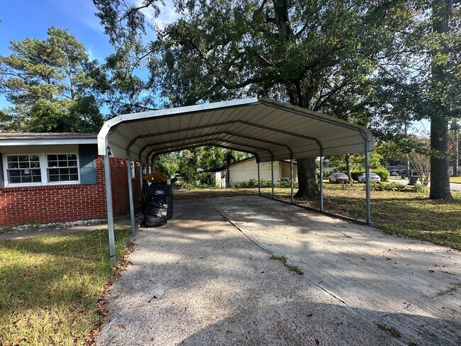 Foto del edificio - 3 bedrooms - West Augusta Rental – (30909) Living room, and den-Convenient location close to shop...