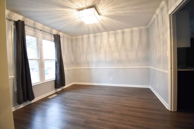 Building Photo - 4 Bedroom 2 Bathroom: Pets Okay