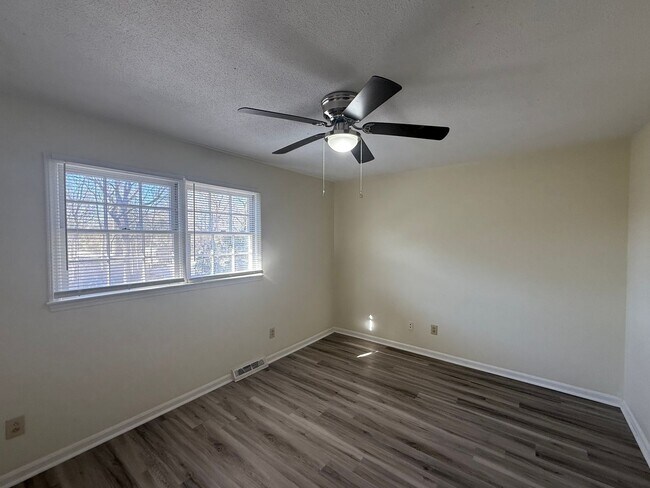 Foto del edificio - Two bedroom, 1.5 bath in Graham--McAden Pl...