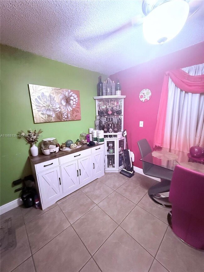 Building Photo - 550 SW 115th Ave