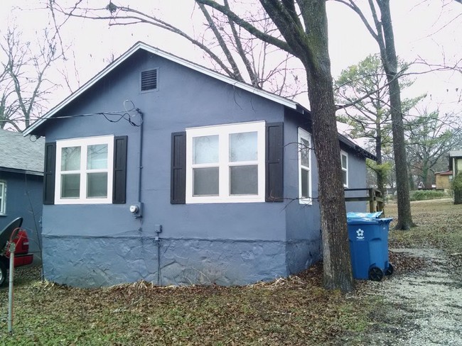 Building Photo - Cozy Cabin/Cottage