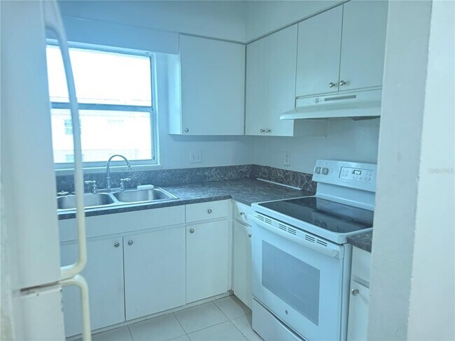 Building Photo - 7210 N Manhattan Ave