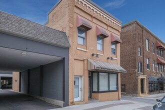 Building Photo - 117 E Cherry St