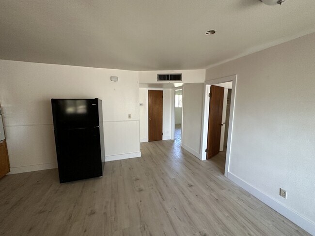 Building Photo - 4839 E Virginia Ave