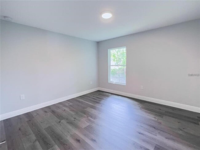 Foto del edificio - 137 Walnut Rd