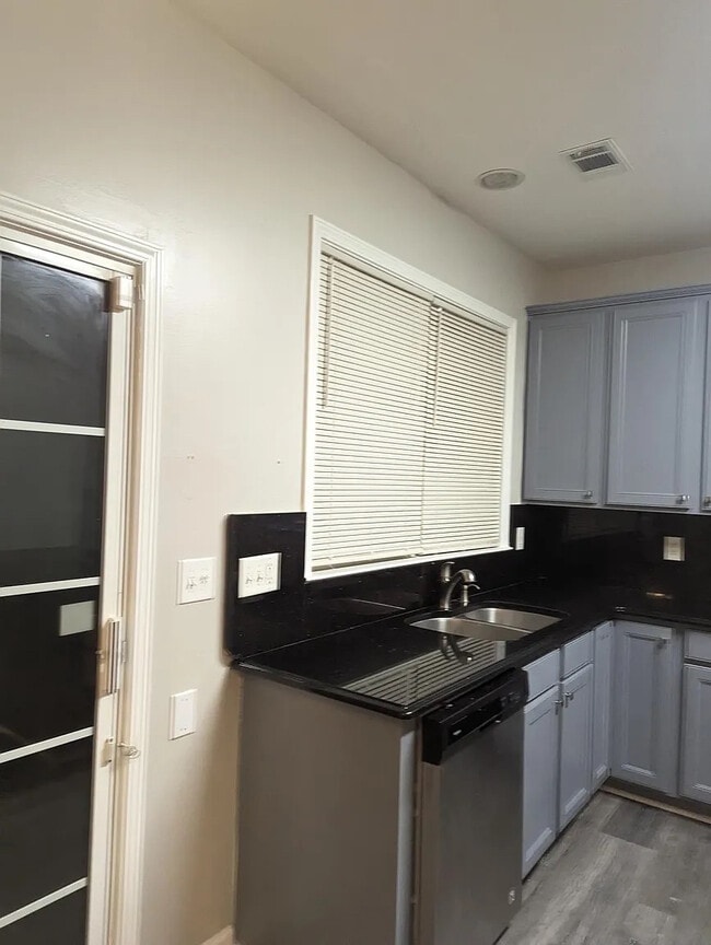 Foto del edificio - Room in House on Kyrle Wy NW