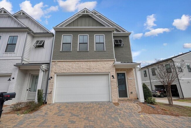 Building Photo - 123 Village Green Ave