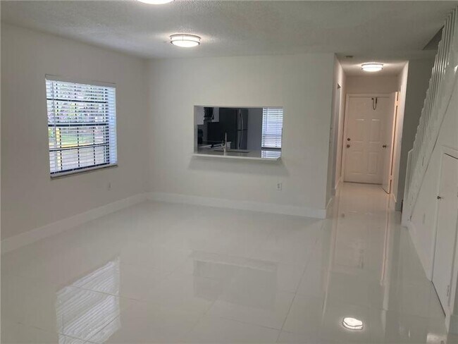 Building Photo - 580 Westree Ln