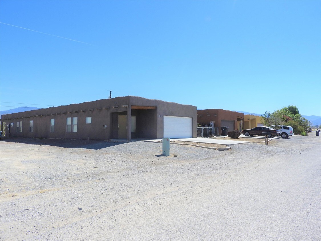 Primary Photo - 1821 E Ambush St