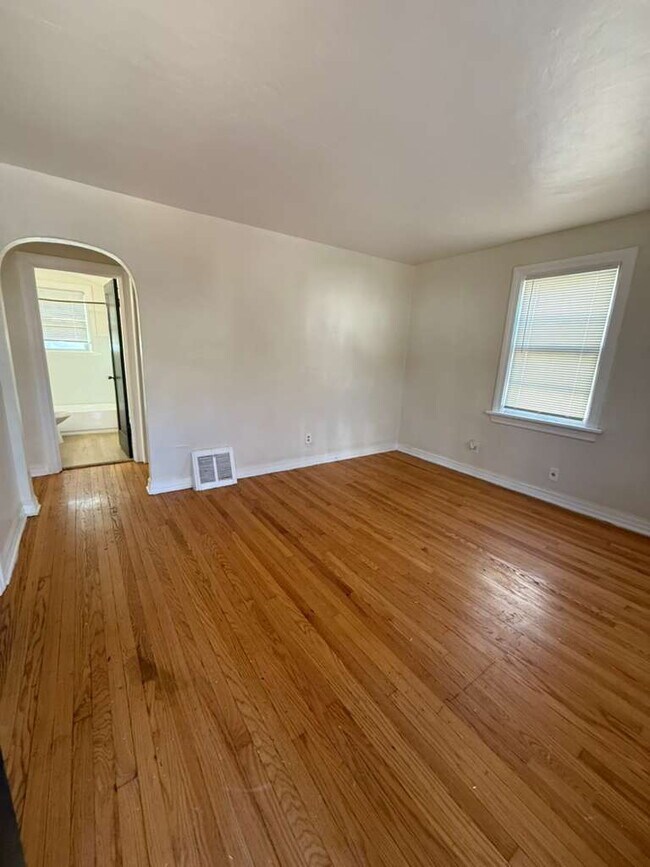 Foto del edificio - "Charming 3-Bedroom, 1 bath Riverview Retreat with Hardwood Floors & Unfinished basement!"  Ready...