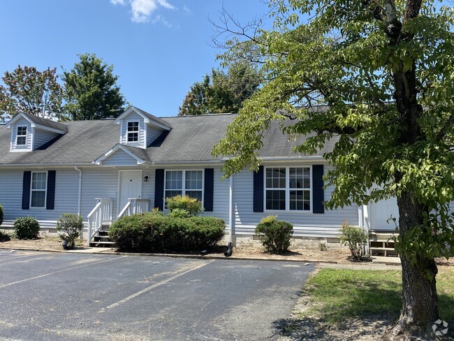 Building Photo - Oak Hill Village