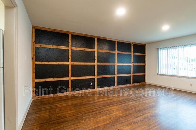 Building Photo - 6122-6124 E Oakwood Dr