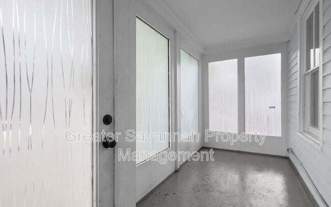 Building Photo - 612 W 42nd St