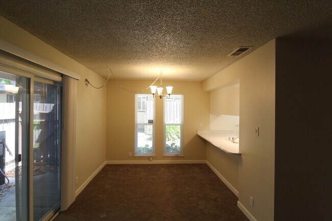 Foto del edificio - Concord 3 bedroom 2 bath condo updated bat...