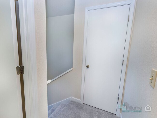 Foto del edificio - 3493-3493 Hawthorne Ave NE